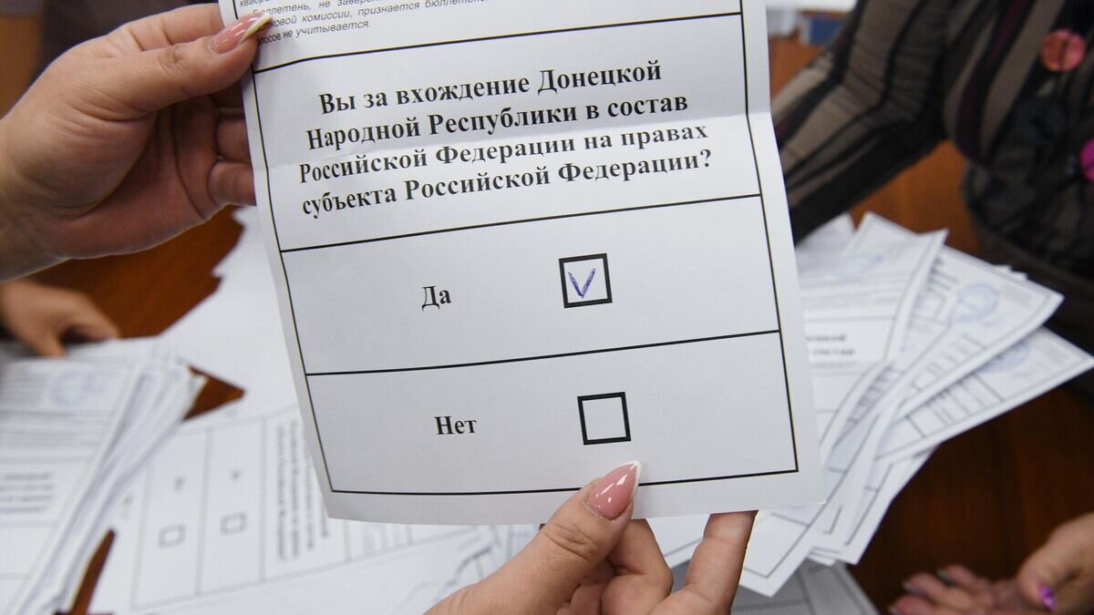    Подсчет голосов по итогам референдумов о присоединении новых территорий в России© РИА Новости / Александр Кряжев