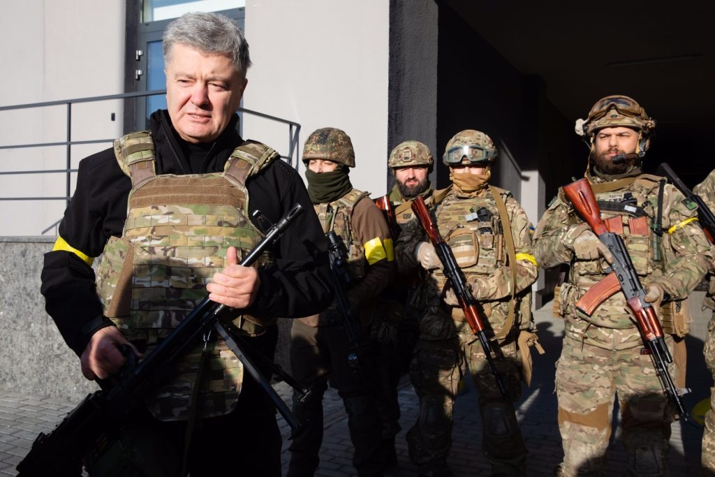 Петр Порошенко и бойцы территориальной обороны Украины. Фото из открытых источников "Яндекс.Картинки".
