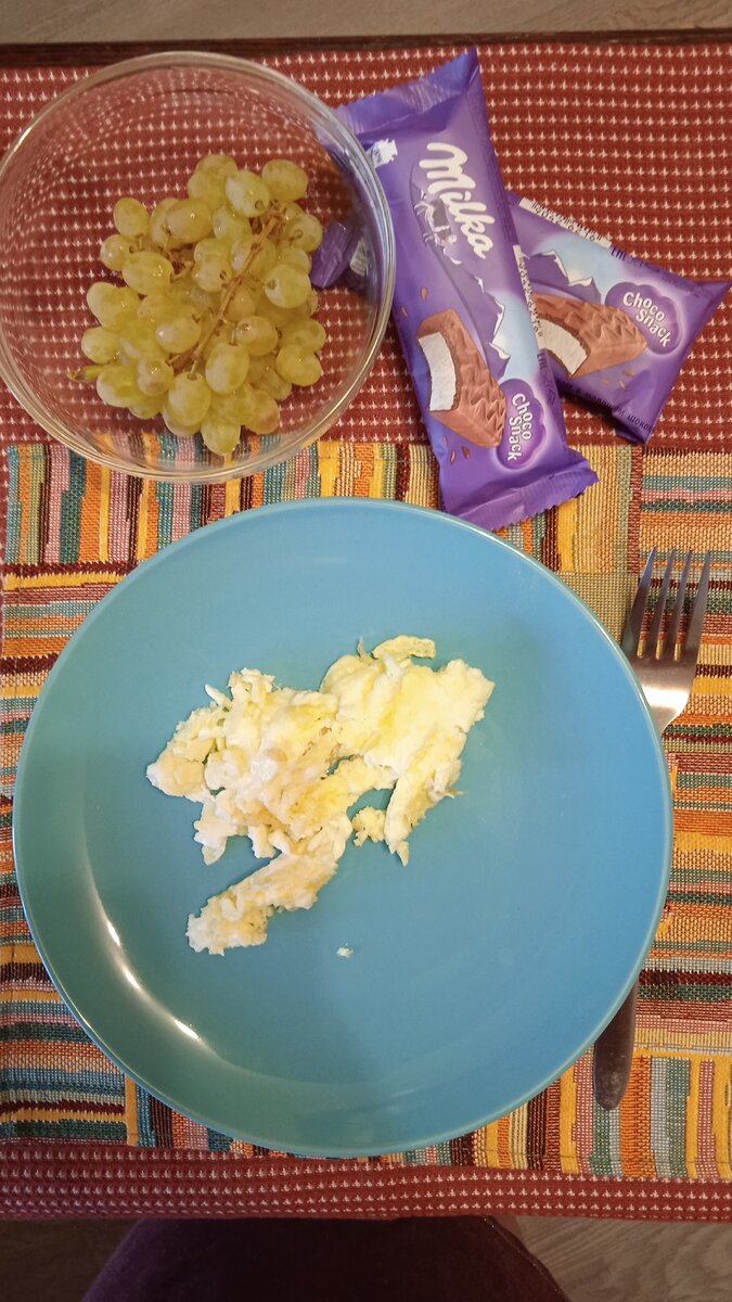 Милка дома сейчас есть практически всегда. Она просто "подсела" на эти пирожные. Это был завтрак воскресенья, поэтому сладость выдала сразу. В будние дни беру их с собой в больницу, чтобы дать дочке после процедуры. 