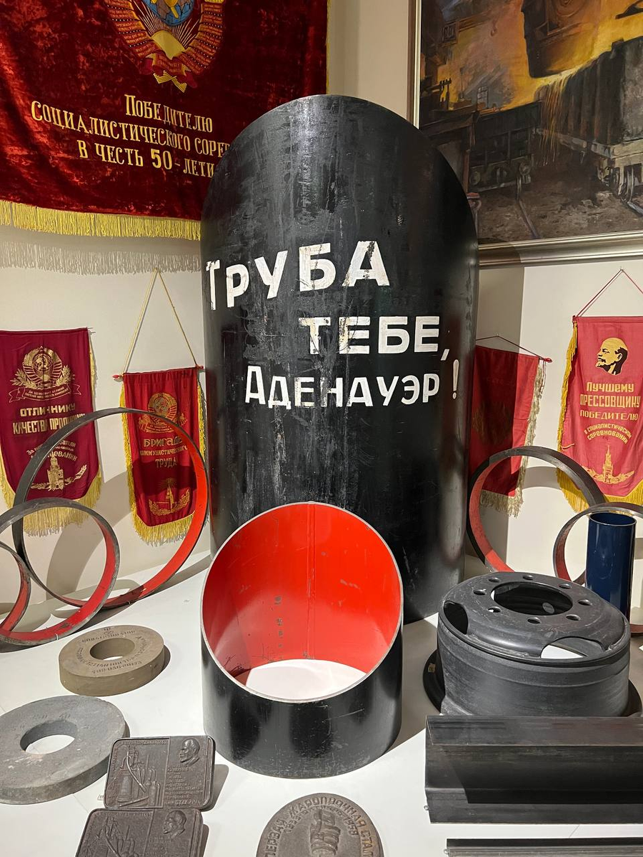 Поговаривают, что изначально вместо слова "труба" было другое из 5 букв. Нецензурное