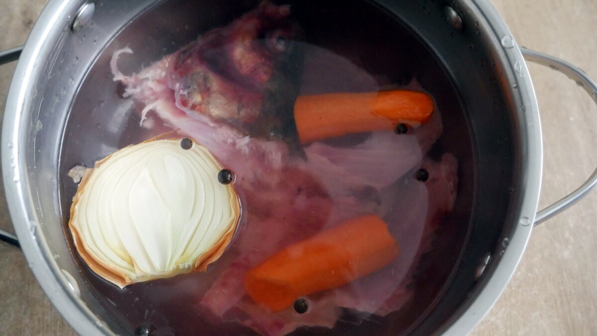 В кастрюлю заложить все ингредиенты и залить холодной водой. В идеале в соотношении 1 к 1. То есть на 1 кг всех продуктов - 1 литр воды.