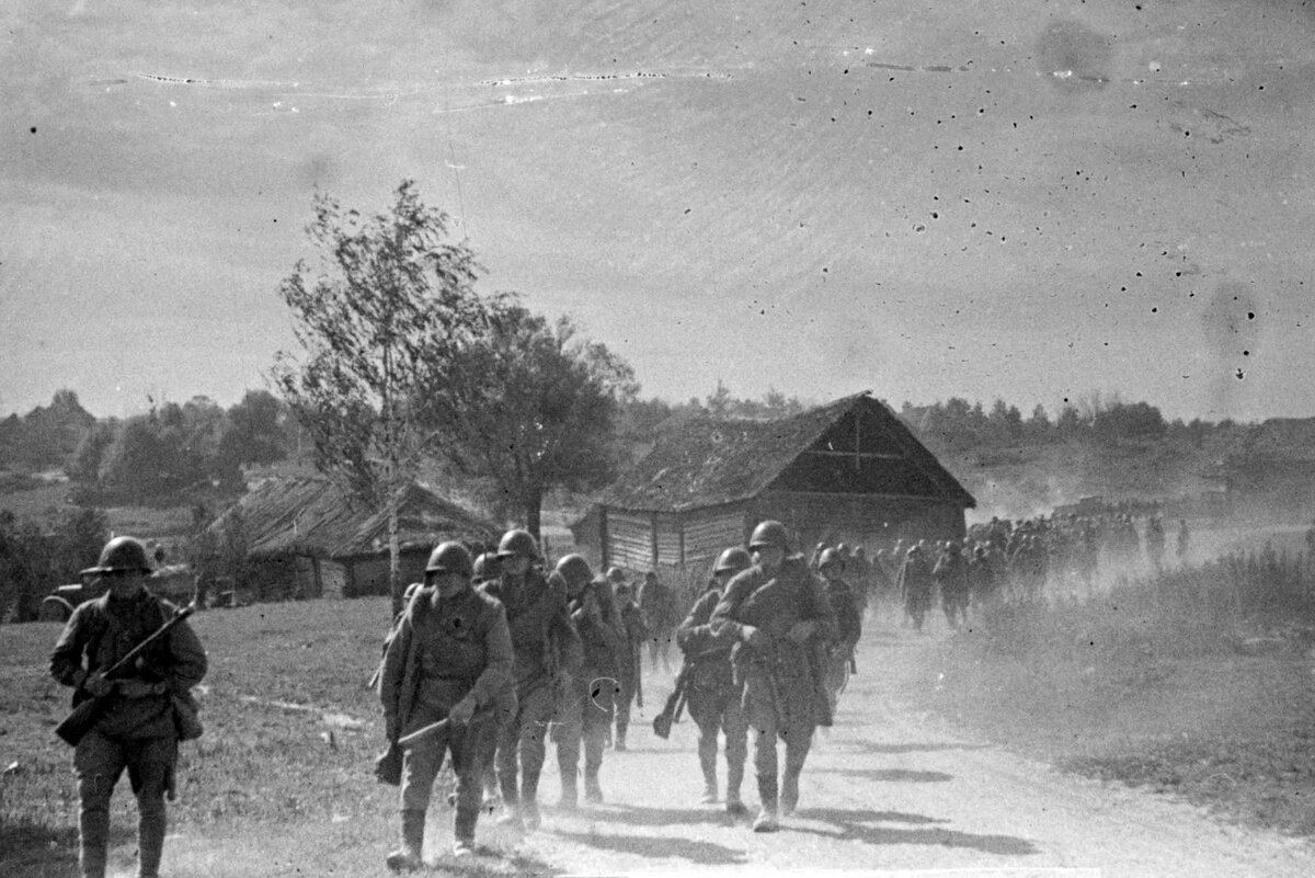 Советские передовые части входят в освобождённую ими деревню, август 1942