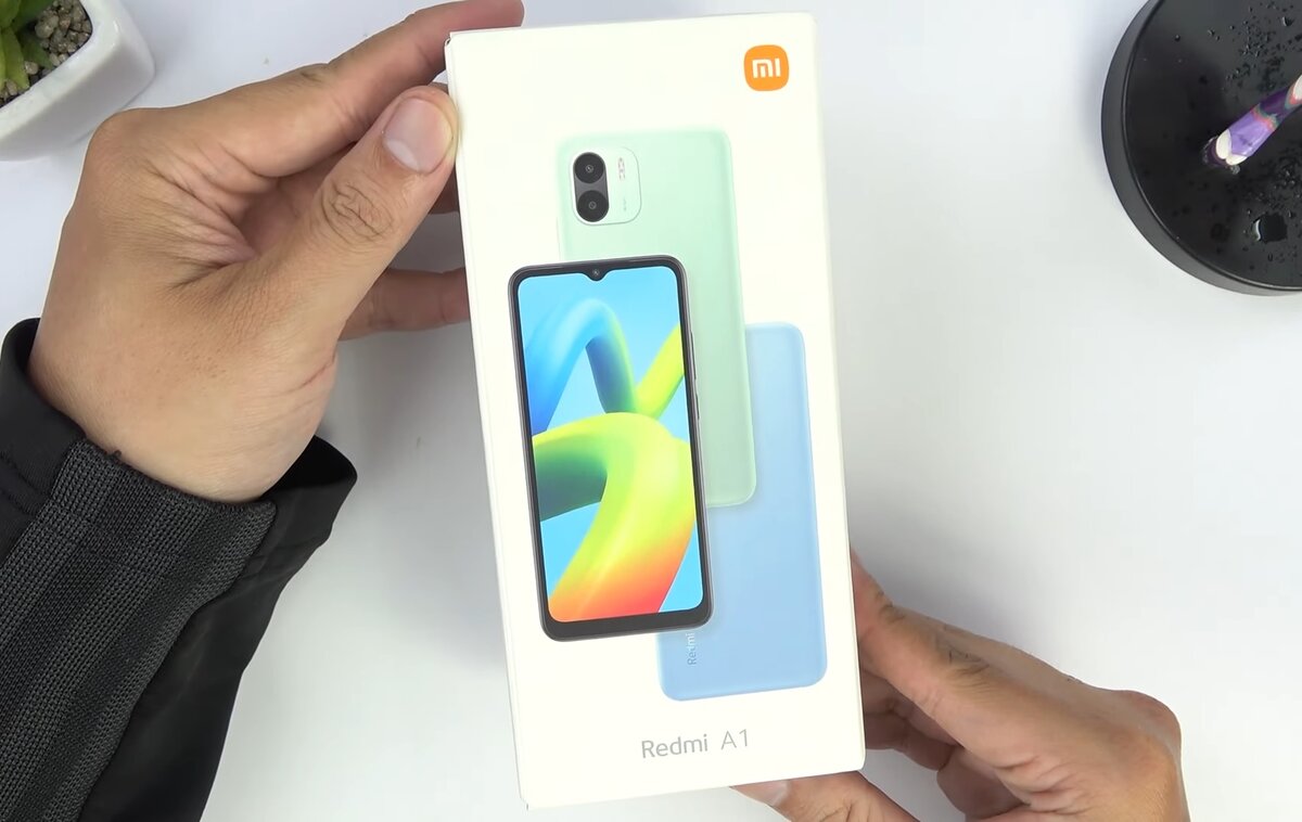 Спорим, вы уже давно не видели таких дешевых Xiaomi? Фото: YouTube-канал Infofull 