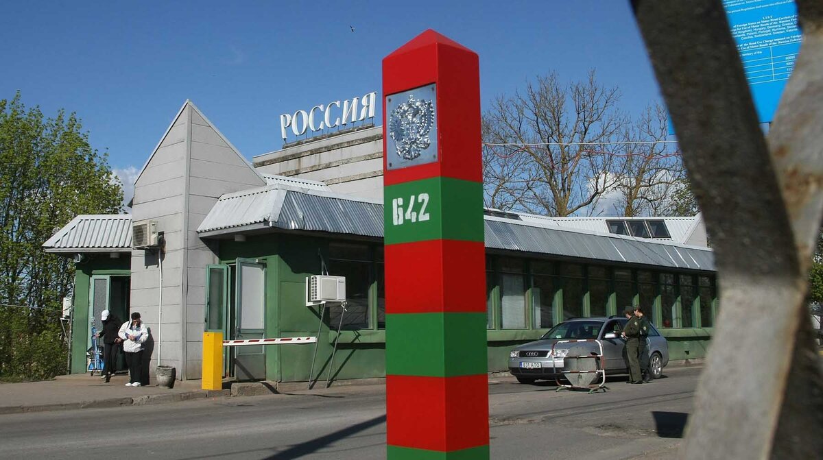 На основе этого паспорта, продолжает Михаил Шеляков, следует получить и справку. Официально она называется «Ветеринарное свидетельство формы №1». За документом нужно обратиться на любую станцию по борьбе с болезнями животных и приехать с питомцем — сотрудники должны провести осмотр. «Дается эта справка на основе того, что ваше животное чипировано и вакцинировано. Все сроки вакцинации выдержаны, у животного нет глистов и блох. Второе, что важно, — в районе, где вы находитесь, нет карантина. И третье — ваше животное клинически здорово: нет соплей, слез, температуры, рвоты и тому подобного. С такими жалобами в справке могут отказать», — продолжает ветеринар. Отдельно он отмечает, что эта справка действует только в течение 72 часов, поэтому ее получение стоит отложить на последний момент. Специалист призывает не отчаиваться и тех, кому срочно нужно уехать из страны вместе с любимой кошкой или собакой. По словам Шелякова, справку получить легко, если все требования будут соблюдены. «Если у вас действующие вакцины есть, питомец не на карантине и в принципе животное здорово, вы можете хоть день в день взять эту справку и тут же улететь. Но у нас, как показывает практика, все-таки не все владельцы следят за календарем вакцинации: что-то просрочивают, что-то где-то забывают сделать вовремя. И поэтому, конечно, возникают такие ситуации, когда срочно, как говорится, надо взять под мышку питомца к ветеринарному врачу и попросить выправить документы, поставив прививки как бы задним числом», — рассказывает ветеринар. Самая неприятная проблема, с которой могут столкнуться хозяева животных сегодня, считает Михаил Шеляков, — дефицит нужных вакцин и чипов в клиниках.«Если у нас раньше, например, одно чипирование за смену могло быть, то сейчас может быть и 10, и 20 — в разы увеличился спрос. Вакцина для прививок поэтому же закончилась быстро — ее нигде нет сейчас. Ампул выдают по пять штук на клинику, но это полдня работы, несерьезно. Нужны именно импортные вакцины, по которым выдаются международные документы на выезд, потому что по российским вакцинам они не выдаются», — резюмирует специалист.