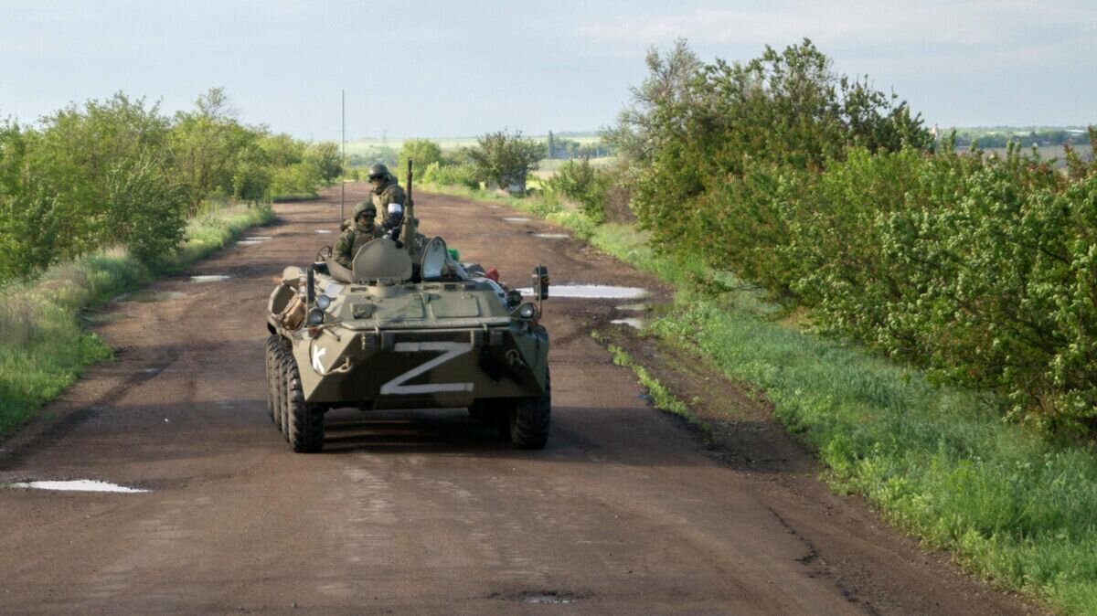    Сотрудники Росгвардии на БТРе патрулируют дорогу в районе Снегиревки Николаевской области© РИА Новости / Иван Родионов