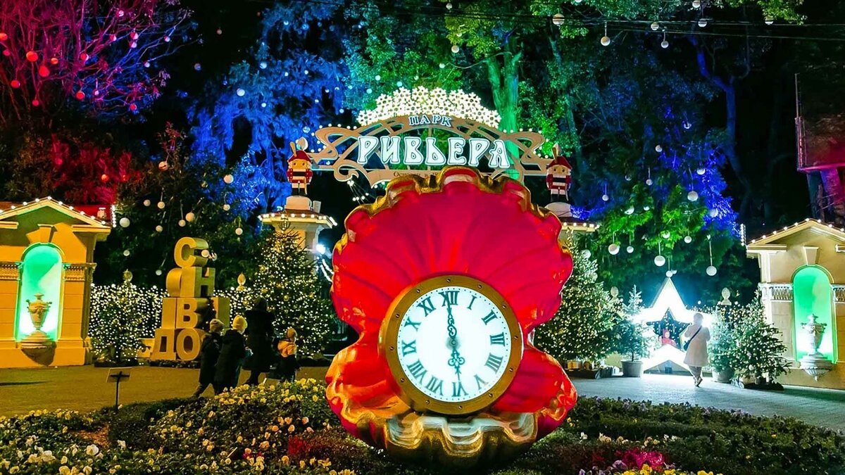    Благодаря мягкому климату отдыхающие могут гулять всю новогоднюю ночь.Фото: vk.com/sochigov