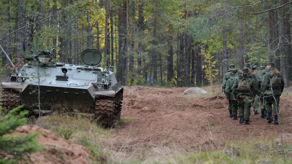    Мобилизованные граждане во время занятий по боевой подготовке на базе военного полигона в Ленинградской области© РИА Новости / Александр Гальперин