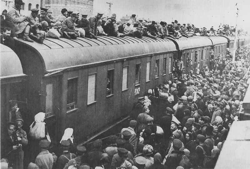 47-й год. Весна. Голод. Хлеб выдавали по карточкам. Ближайшая хлебная лавка располагалась в деревне Черемисиново Курской области. От станции Мармыжи до Черемисиново 33 км. 2 раза в неделю моя мама вместе со Славой Клыковым и другими жителями Мармыжей добирались туда на поезде. Мальчишки и взрослые залезали на крыши вагонов. Мама обычно ехала в тамбуре. Ехал поезд медленно и долго. Весной 1947 году маме и Славе еще не было и 8 лет. Дети в те годы взрослели рано. Фото из интернета.