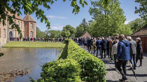 Люди стоят в очереди, чтобы поприветствовать Ингер. https://nordjyske.dk/nyheder/aalborg/se-billederne-inger-stoejbergs-takkefest-paa-slottet-trak-fuldt-hus/2957500