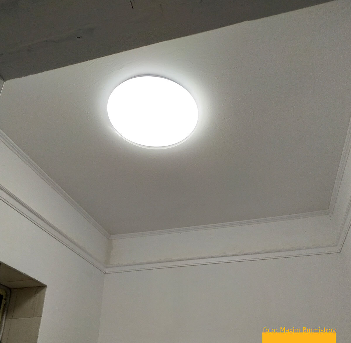 Стены покрашены, потолочный плинтус на месте, свет есть: пора заняться деревяшками!