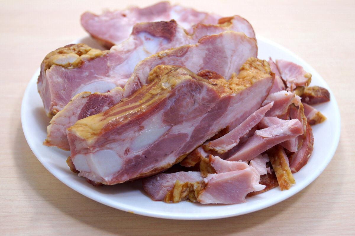 400 грамм копченых ребрышек нарезать по ребрышкам, срезать 100 грамм мяса и нарезать соломкой.