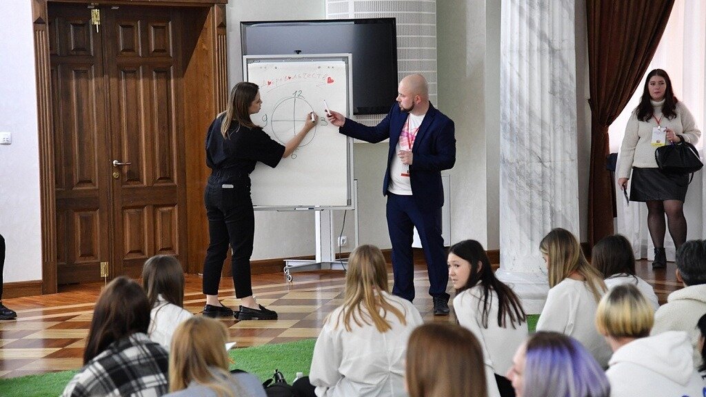     Его основную задачу организаторы – городское управление по связям с общественностью и работе с молодёжью – определили так: показать молодёжи Хабаровска возможности и ориентиры, на которые в сегодняшней ситуации можно направить свои силы, инициативы и идеи для развития города и страны.