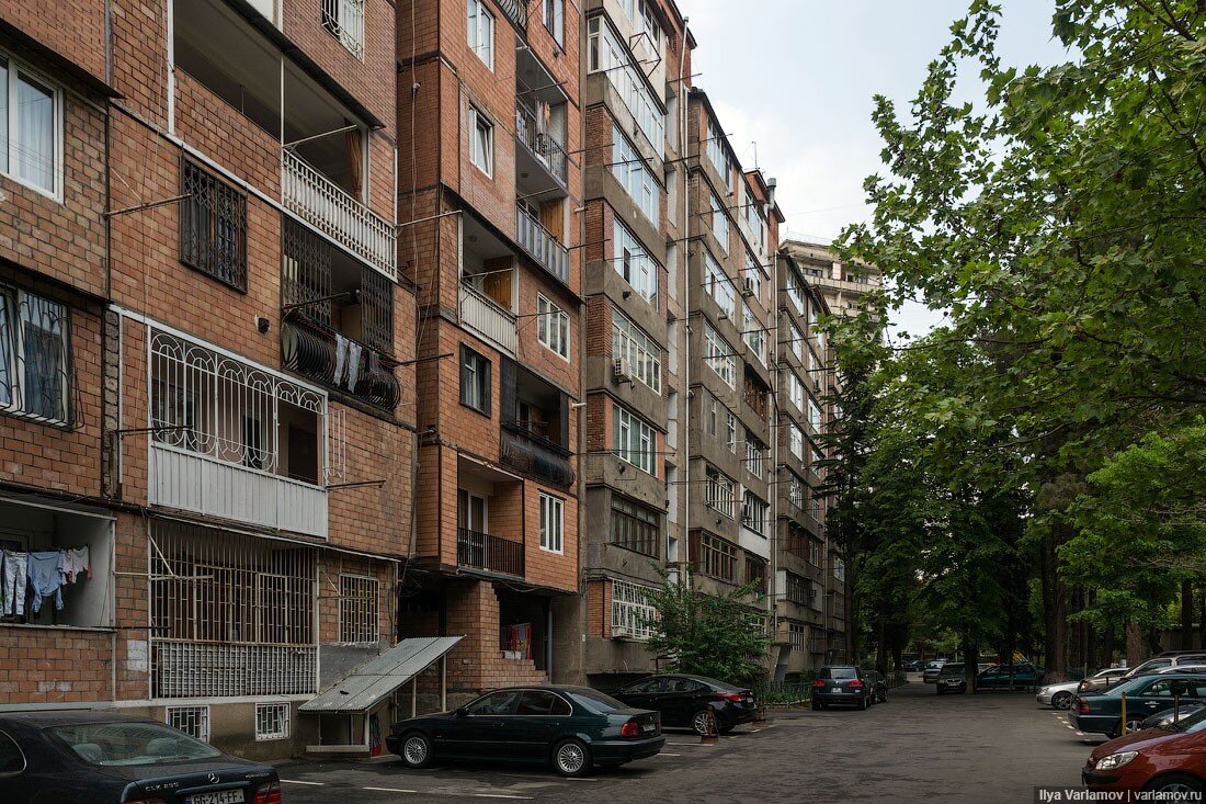 Несколько лет назад я побывал в Грузии. Начать я бы хотел с жилых районов Тбилиси. В далёком 2017 однокомнатная квартира в столице Грузии стоила $30 000.-11