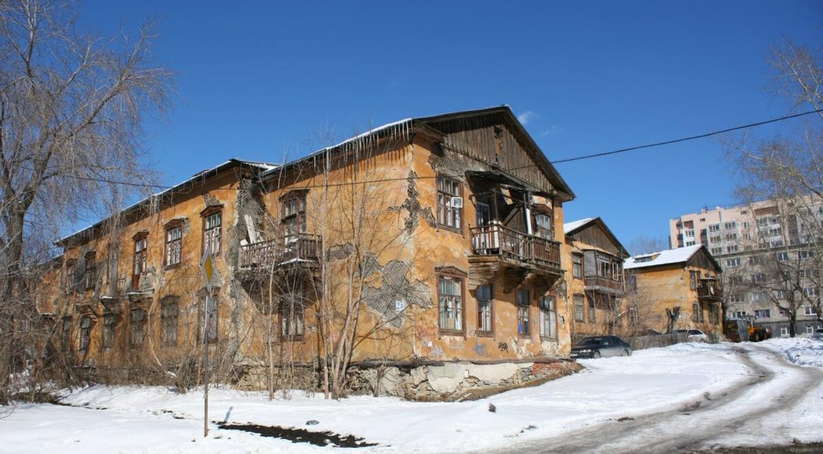 а вот вполне жилой дом, в центре таких много, а рядом новостройки 