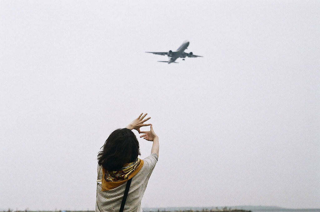 Люди в самолете. Девушка улетает на самолете. Человек и улетающий самолет. Девушка со спины и самолет.