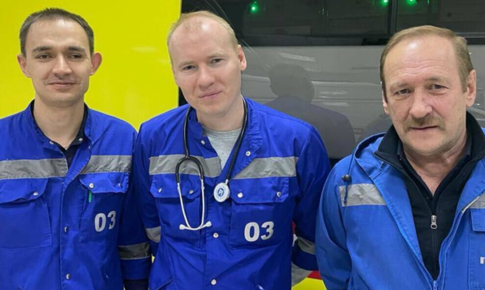    Надымские медики на улице спасли мужчину с остановкой сердца