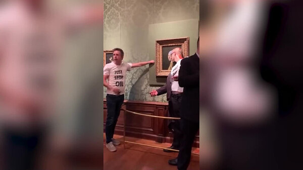 Экоактивисты пытались испортить картину "Девушка с жемчужной серёжкой" в Нидерландах. Видео © Twitter / Kolpen