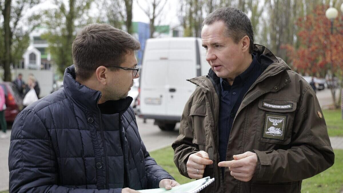    Губернатор Белгородской области Вячеслав Гладков проверил ход строительных работ в повреждённом после обстрела доме на улице Губкина© Фото : Губернатор и Правительство Белгородской области