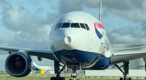 Самолёт, на котором летела королевская чета. Twitter / FL360aero