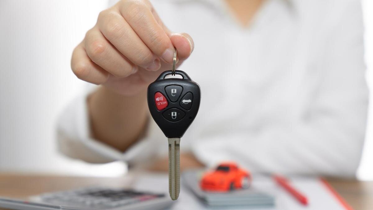    Женщина отдает ключи от автомобиля:krisanapong detraphiphat/Getty Images