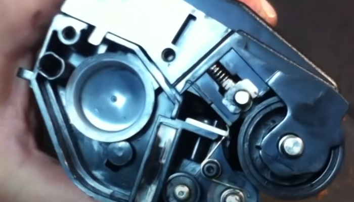 Фото 19. Ось фотобарабана попала в свое посадочное место 