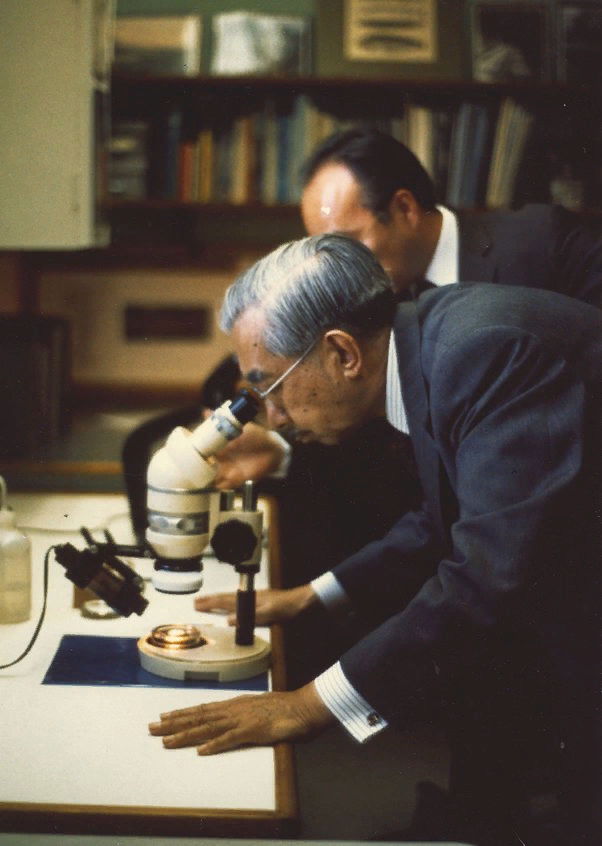 Император Хирохито у микроскопа. Фото: Фрэнк Медейрос, предоставлено архивом WHOI