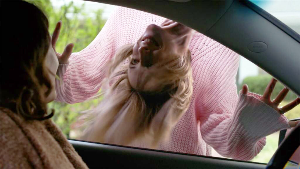 Кадр из фильма Smile. Режиссер: Паркер Финн. Оператор: Чарли Саррофф. Производство: Paramount Players, Temple Hill Entertainment