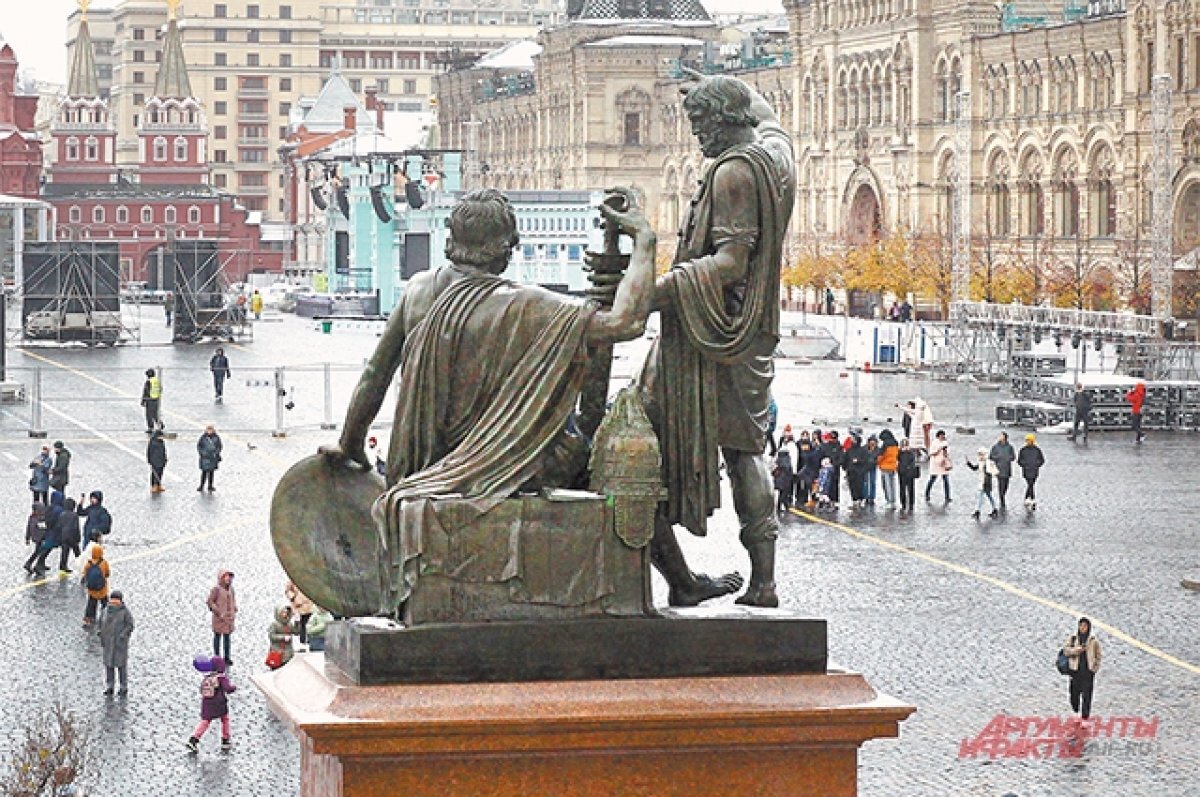    4 ноября русским войскам под предводительством Минина и Пожарского удалось прорвать оборону польско-литовского гарнизона. А через несколько дней вражеские знамёна были брошены в грязь.