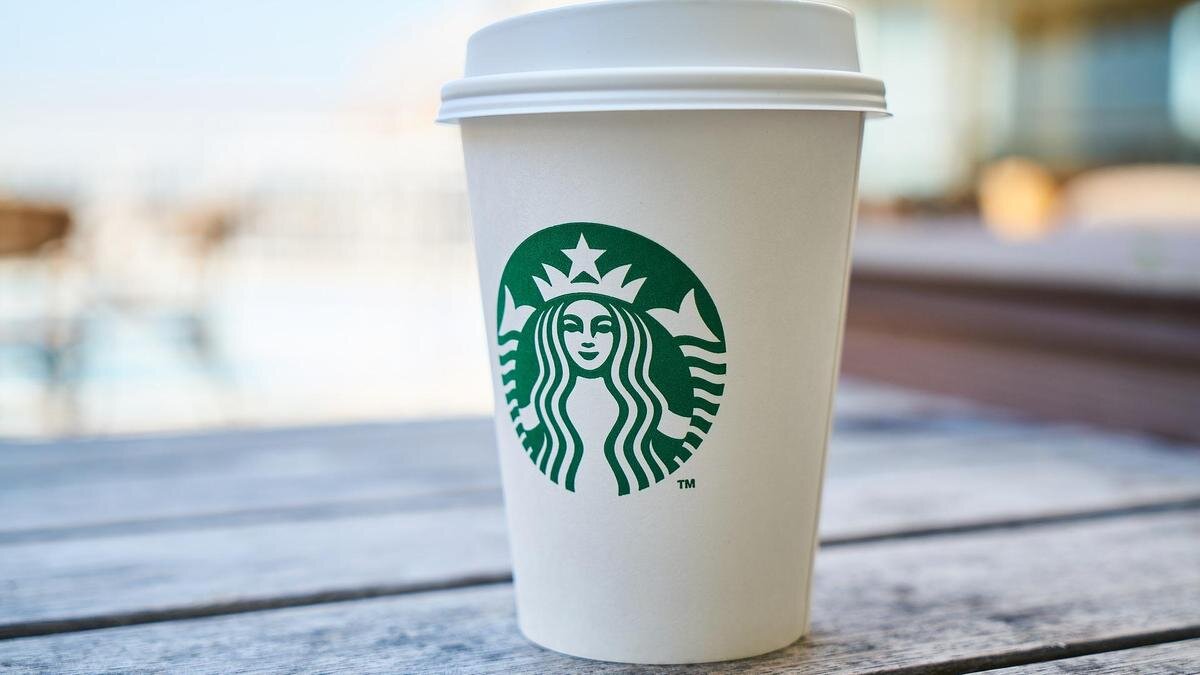    Стаканчик Starbucks на столе:pixabay.com