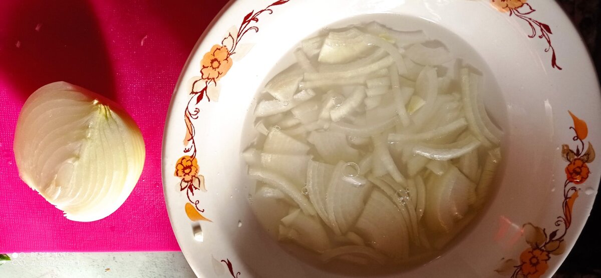 Луковица слишком большая, так что для салата порезала только половину. Замариновала лук с уксусом.