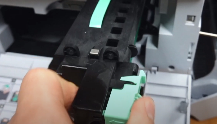 Фото 17. Поддеваем боковую крышку и аккуратно ее снимаем. Она закреплена достаточно плотно