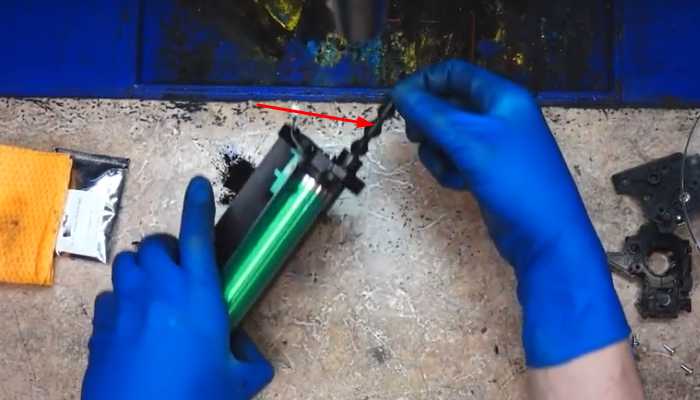 Фото 64. Извлекаем ролик заряда