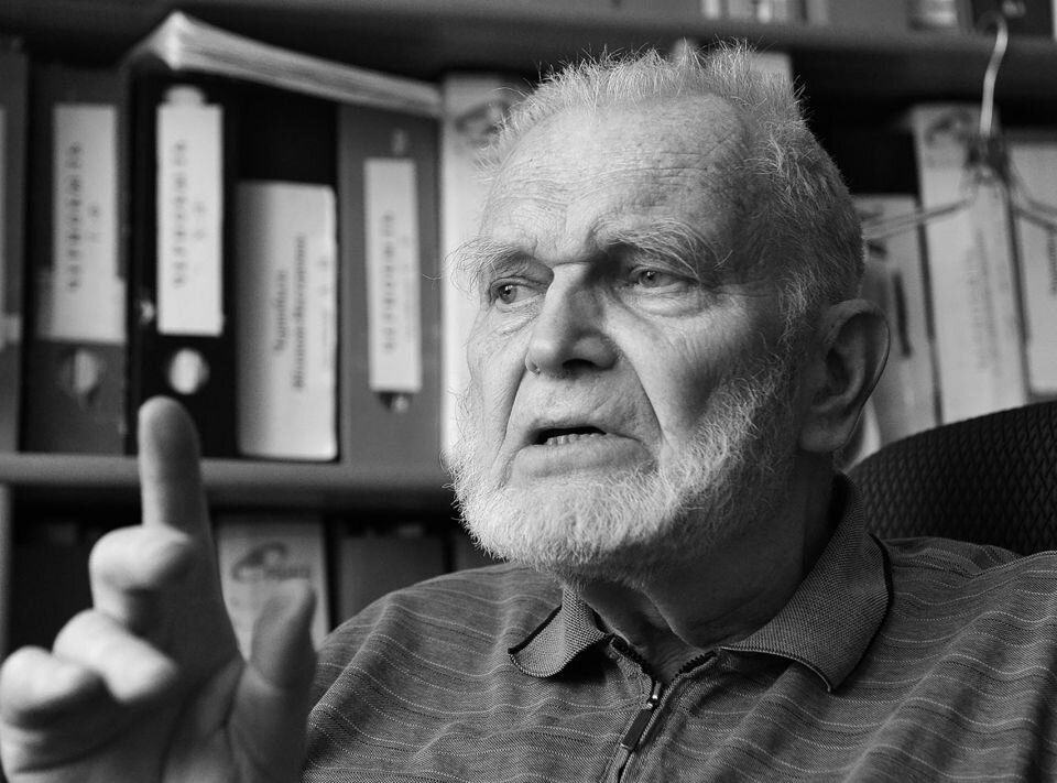 Алексе́й Влади́мирович Я́блоков (3 октября 1933, Москва — 10 января 2017, там же) — советский и российский биолог, общественный и политический деятель. Специалист в области зоологии и общей экологии. Член-корреспондент РАН (1984), доктор биологических наук (1966), профессор (1976), почётный председатель Московского общества защиты животных, председатель фракции «Зелёная Россия» партии «Яблоко».