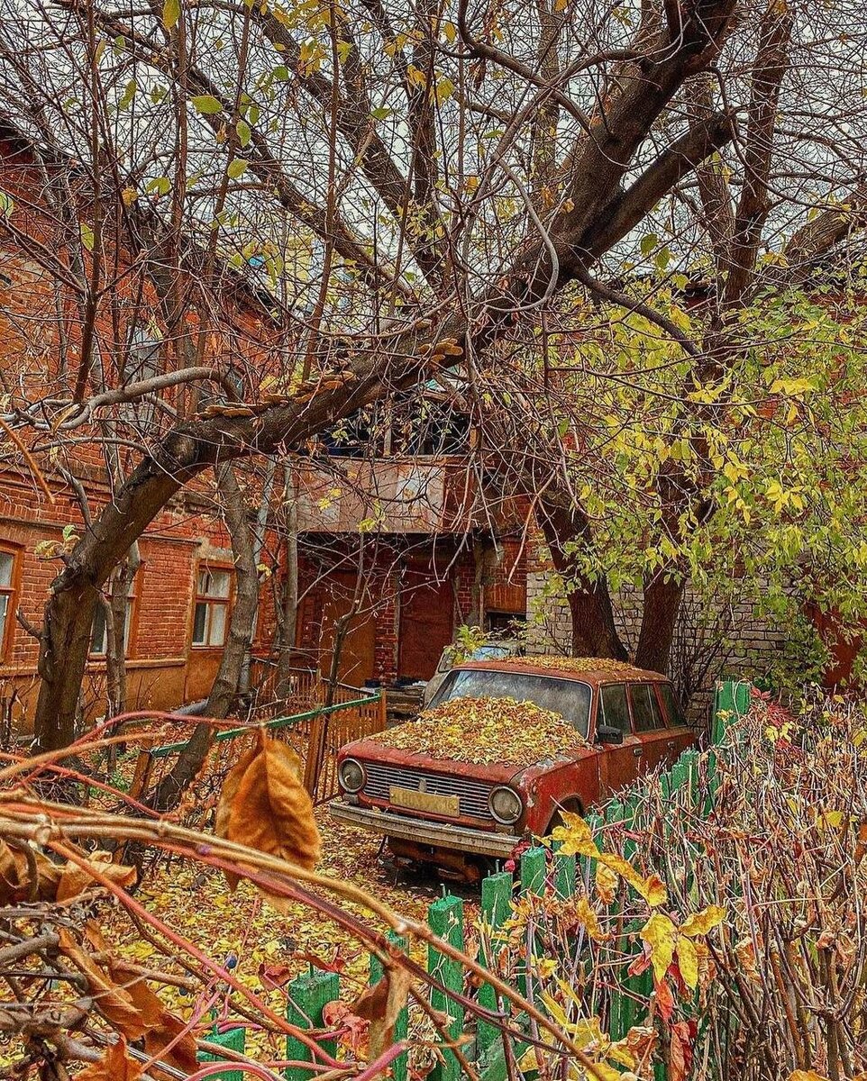 Дворик на улице Баумана. Здесь живут люди