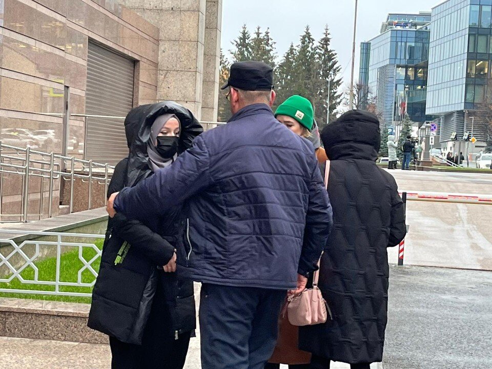     Отец и сестра Галявиева обсуждали порцесс на улице. Рузалия ХАКИМУЛЛИНА