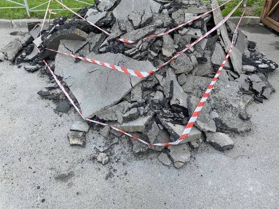     спасателям пришлось разворотить асфальт. Фото: МК в Питере