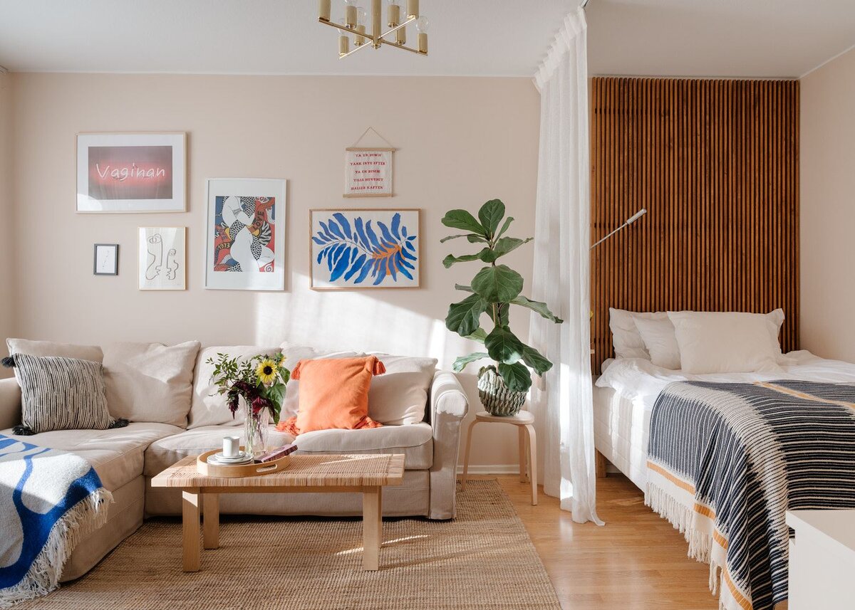 Вид на гостиную-спальню. Кровать отделена ширмой. На случай, если приходят гости, эту интимную зону всегда можно прикрыть