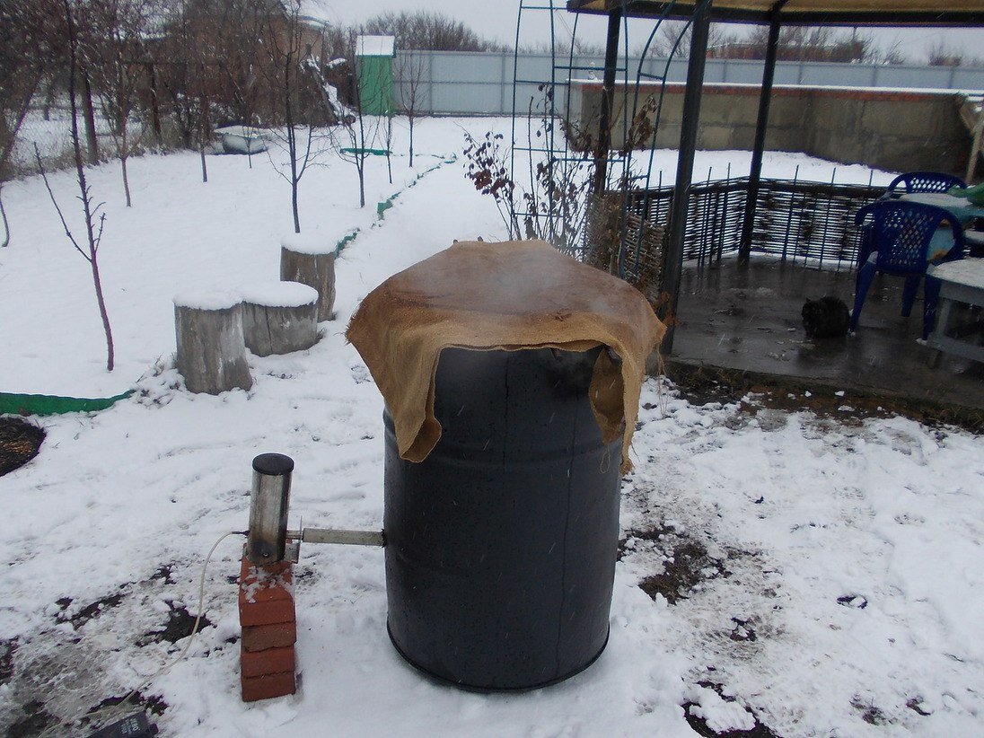 Кстати, правильно размещать дымогенератор именно так: с наклоном в сторону емкости!