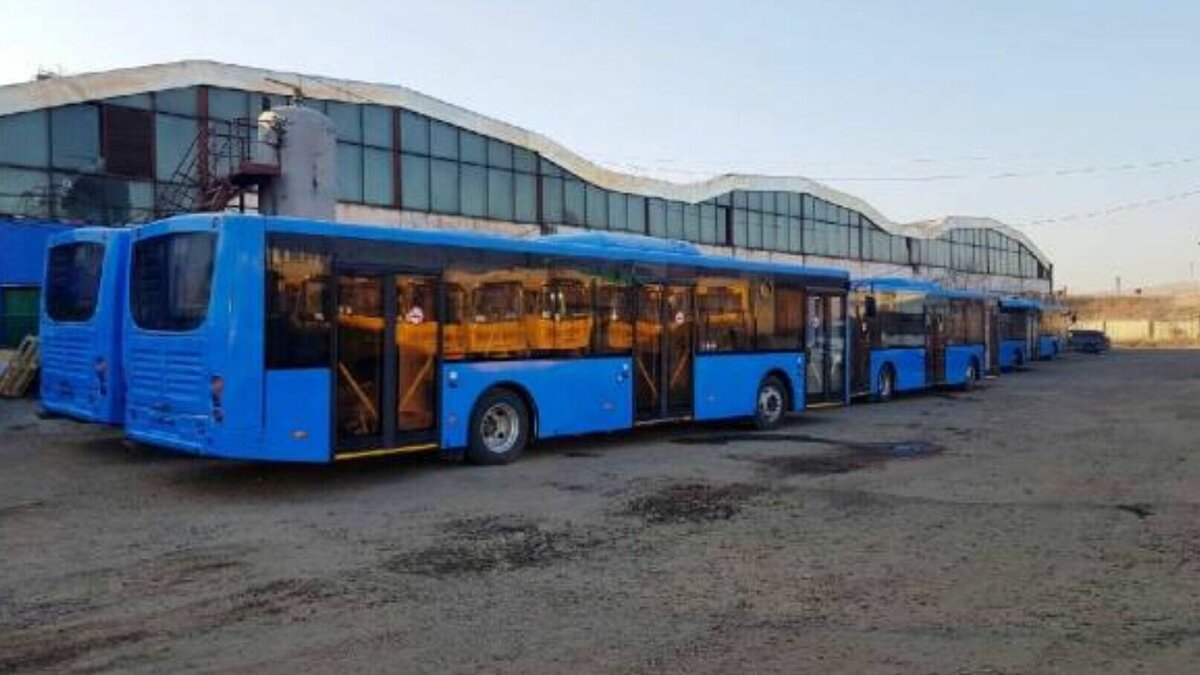     В столицу Бурятии поступают новые автобусы, но водить их некому. Сейчас в МУП «Городские маршруты» открыто больше двухсот вакансий.