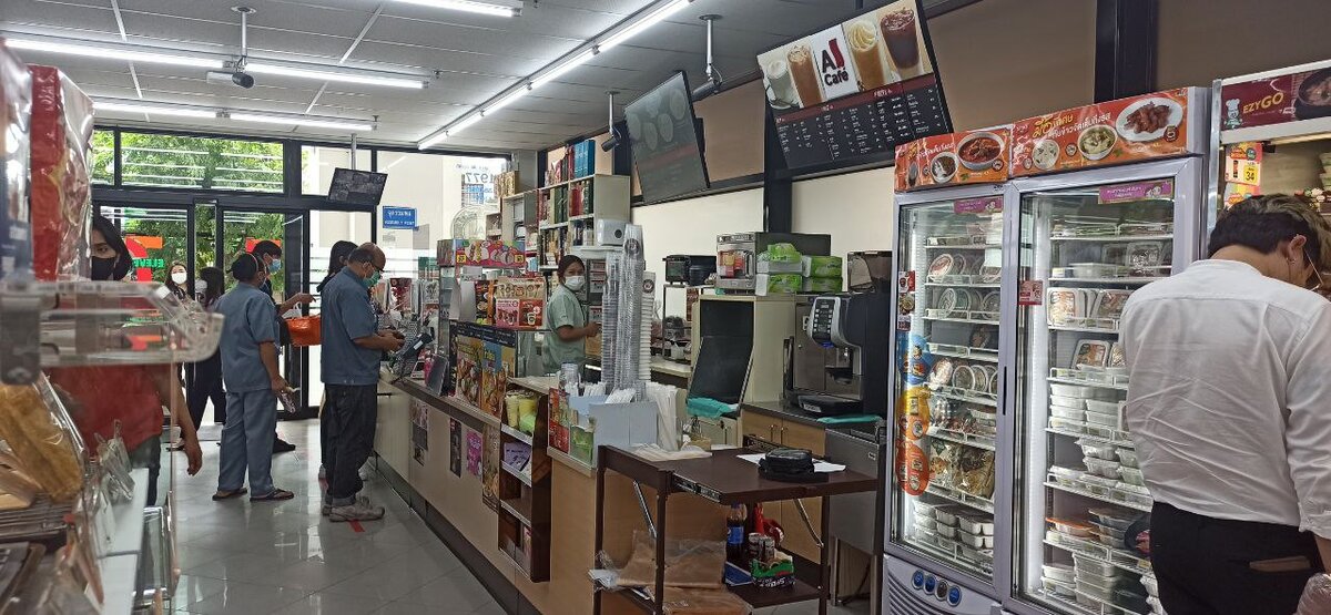 Касса магазина 7-Eleven в Таиланде - можно и еду подогреть, и кофе заказать. и коммуналку оплатить