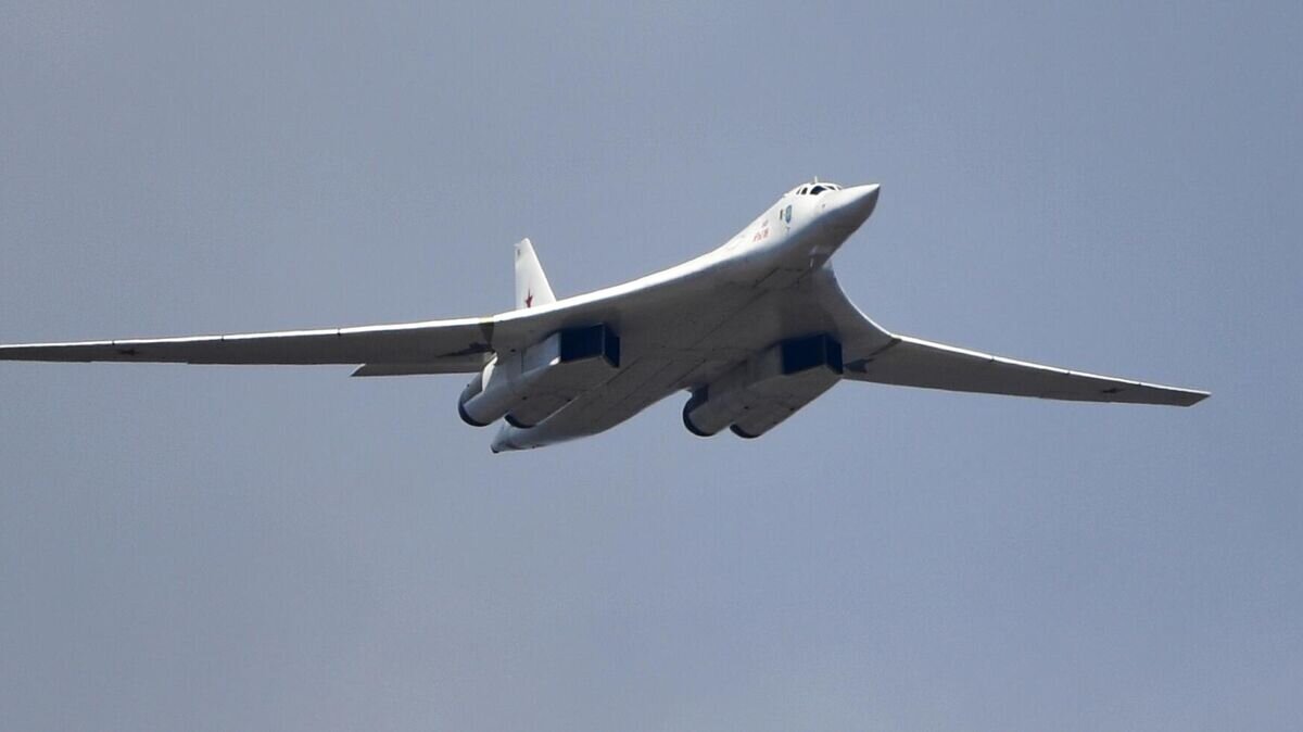    Стратегический бомбардировщик-ракетоносец Ту-160 во время репетиции военного парада, приуроченного к 76-летию Победы в Великой Отечественной войне© РИА Новости / Алексей Майшев