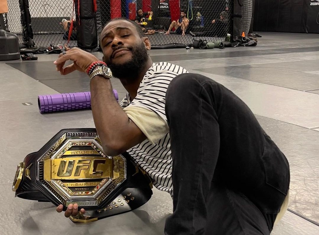 Алджамейн Стерлинг с поясом UFC