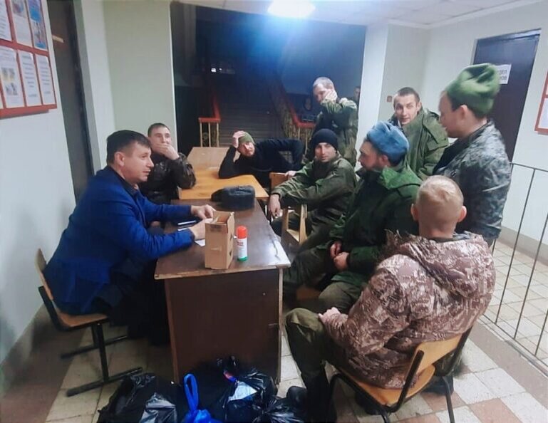    Глава Курманаевского района в Саратове навестил мобилизованных земляков Елена Шкатова