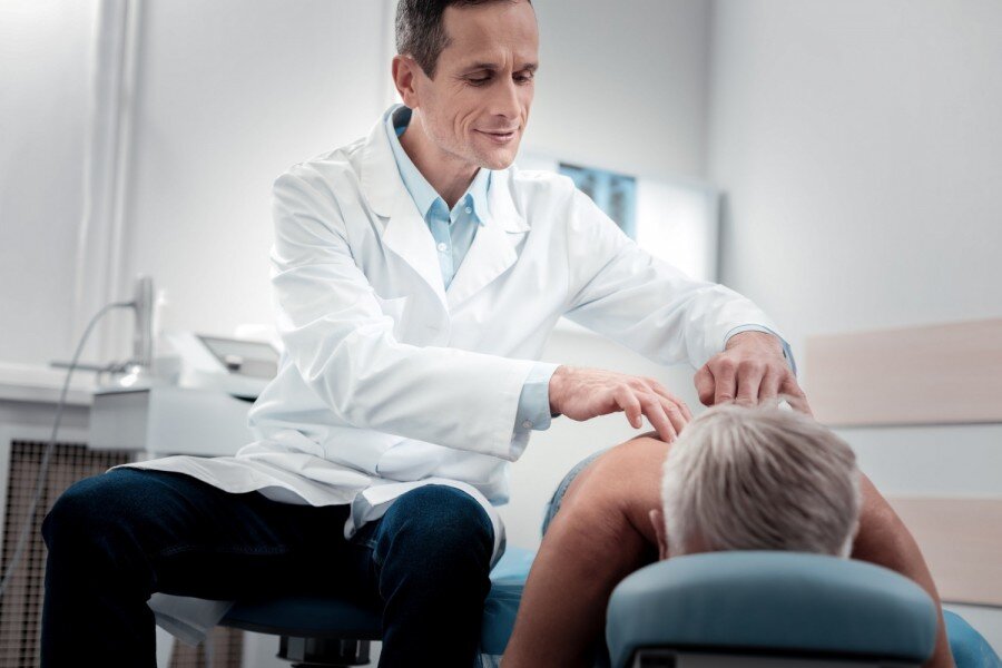 Врач на дом маркс. Врач фото. Деловая фотосессия врача. Разговор с пациентом. Врач на дом маркс.