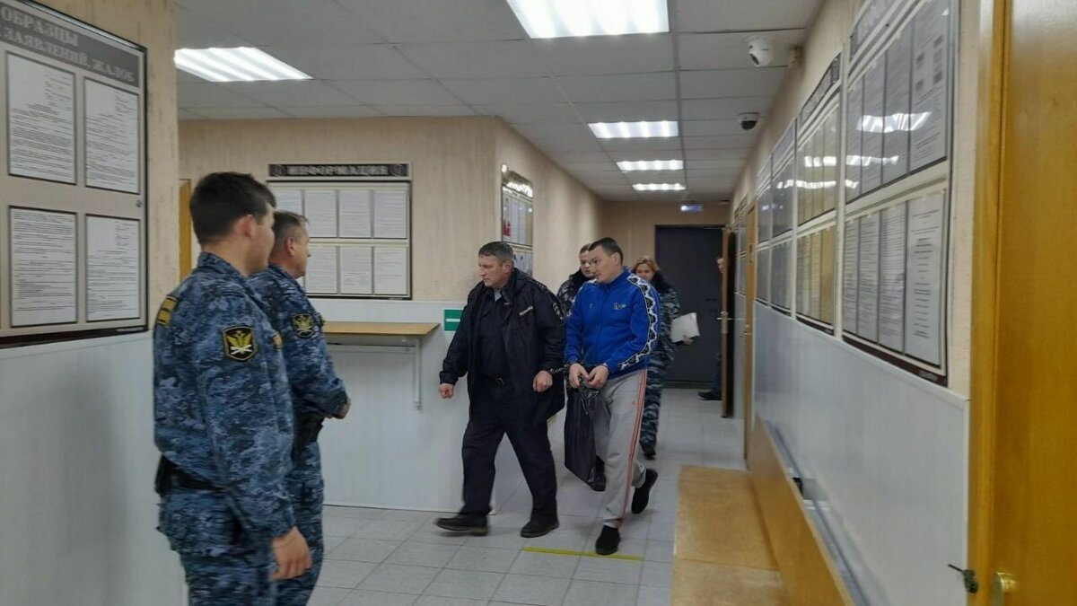     Суд приговорил к 9,6 годам колонии строгого режима 36-летнего грабителя, жестоко напавшего на продавца ювелирного салона в Новоаннинском районе Волгоградской области. Злоумышленник душил и бил женщину электрошокером по голове.