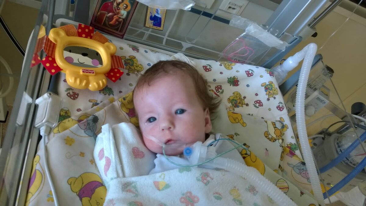 В больнице Ксюша дышала через аппарат и питалась через зонд.