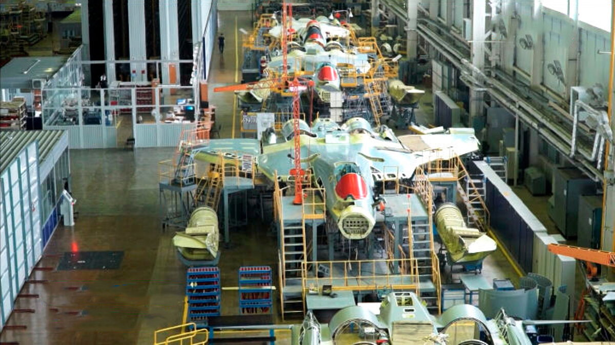 Су-57 в цехе окончательной сборки КнААЗ. Источник фото smotrim.ru