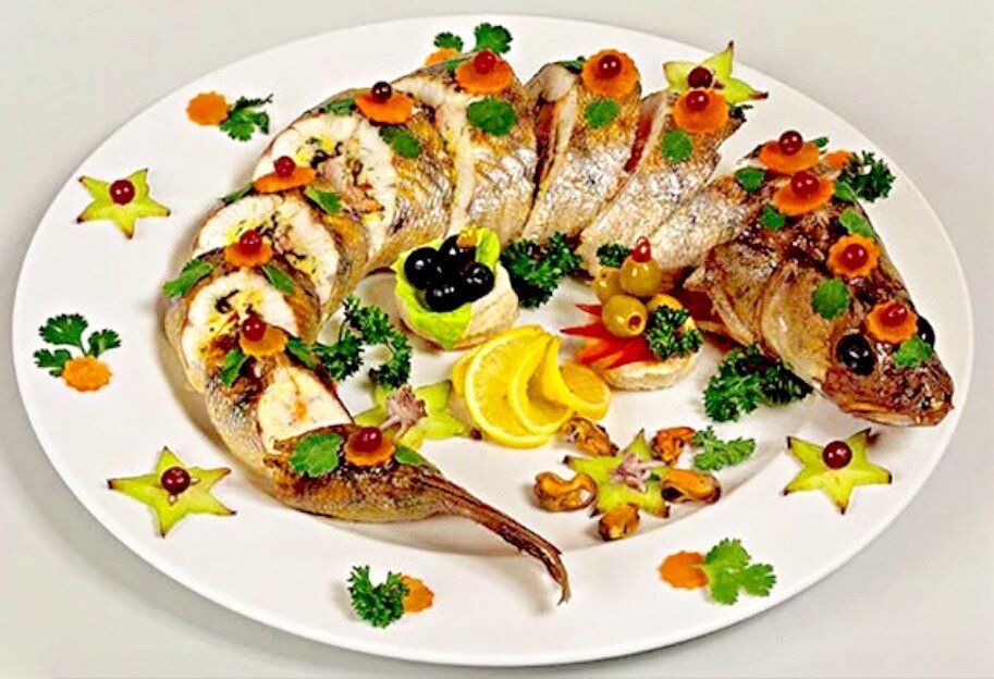 Блюда рыба фаршированная. Рыба фаршированная (Судак, щука). Стерлядь фаршированная овощами. Судак фаршированный семгой. Украшение фаршированной рыбы.