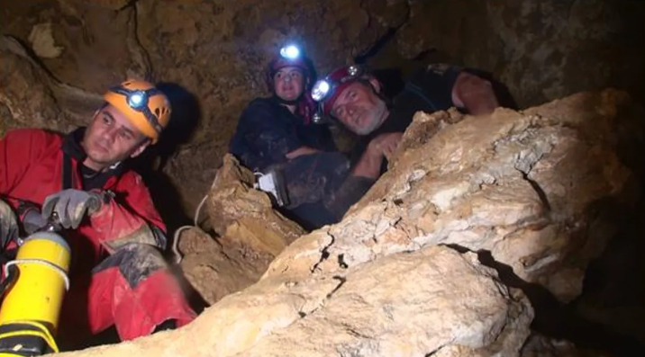 Ученые исследуют пещеру Мовиле в 2020 году. Изображение предоставлено: Михай Бачиу, GESS LAB, Мангалия (CC-BY 4.0) 