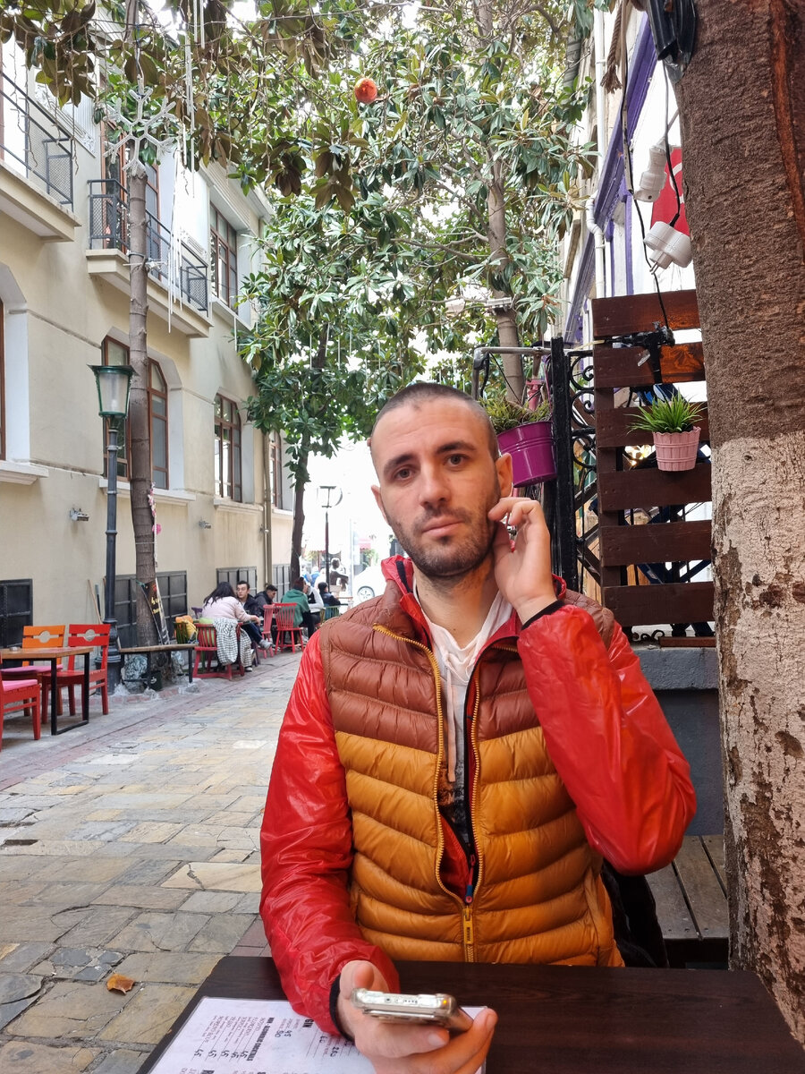 Например, 31 декабря сидели в кафе на улице) 